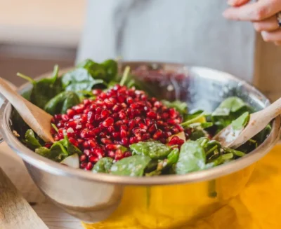 spinach and pomegranate salad