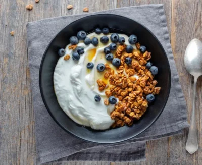 Greek Yogurt and Berry Breakfast Bowl